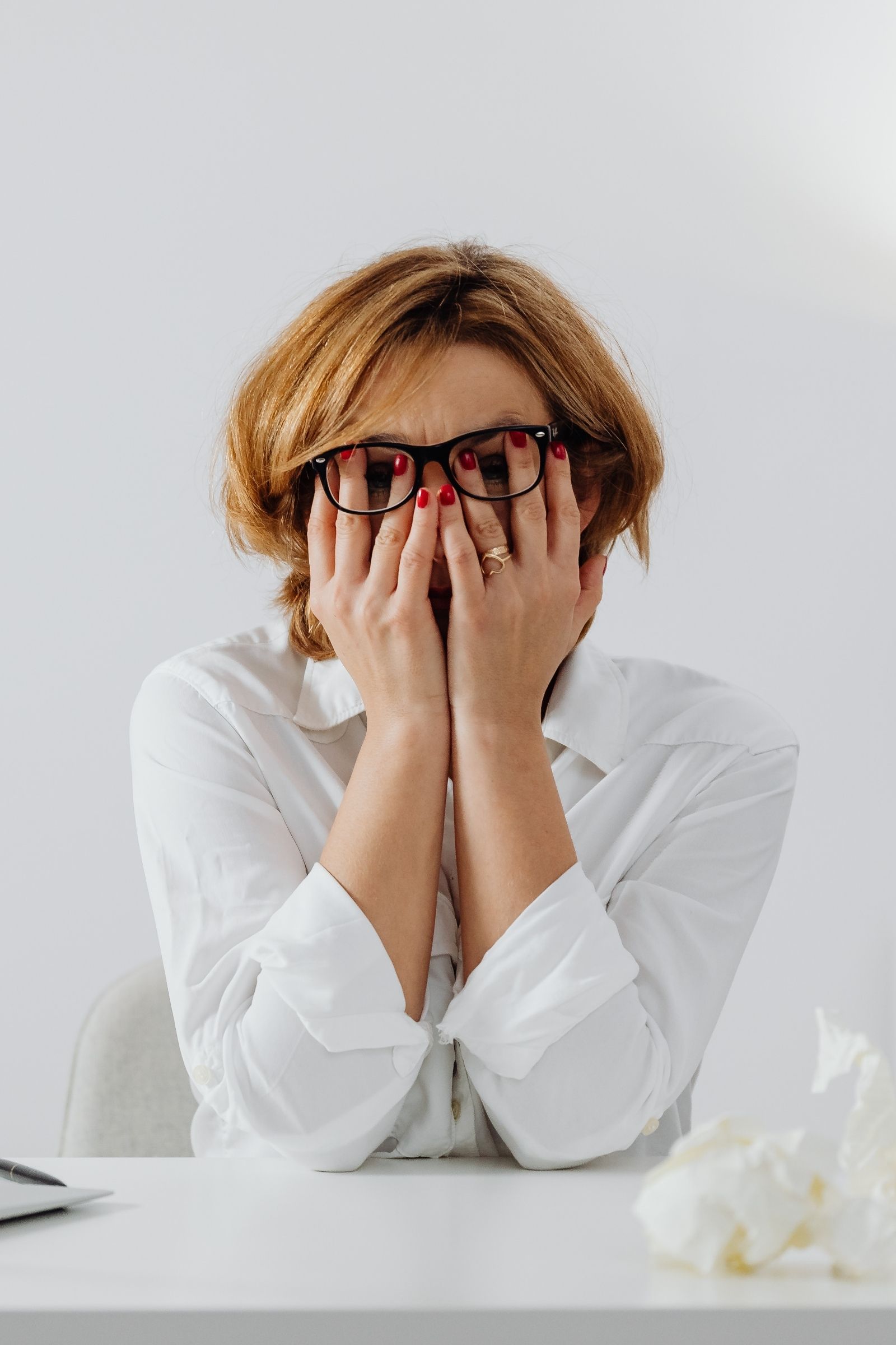 Une professionnelle prenant un moment de recul à son bureau
