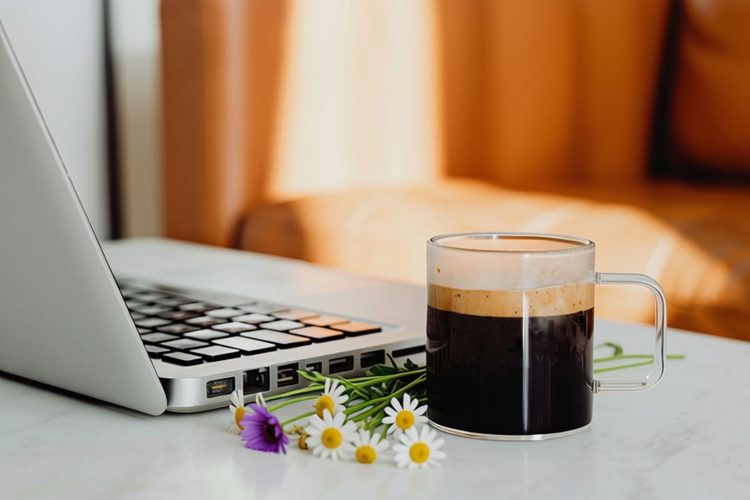 Un espace pour votre business Ordinateur portable et tasse de café sur un bureau
