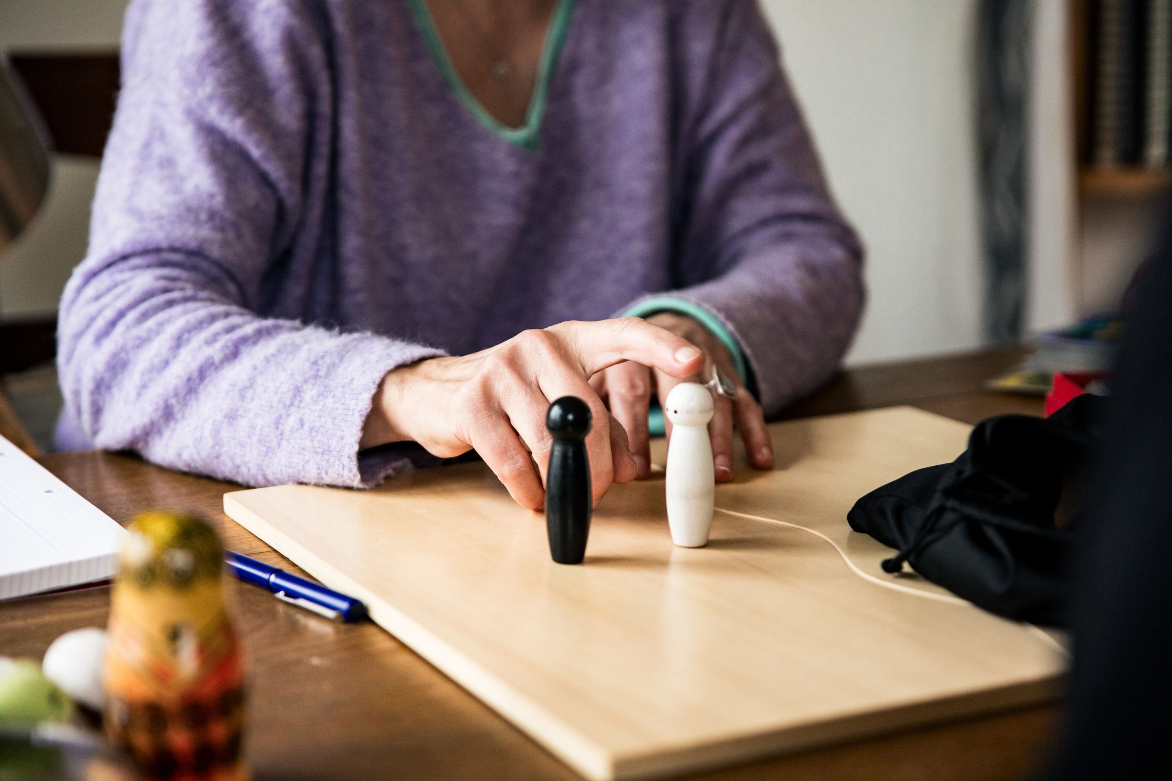 Figurines de constellations familiales sur une table