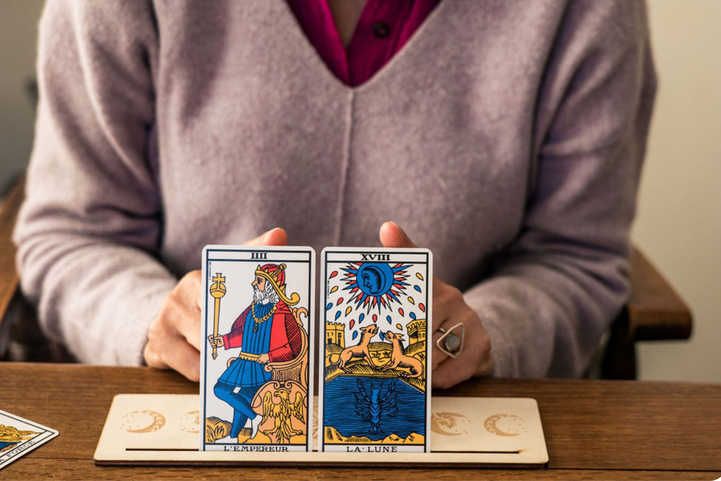 Deux cartes du Tarot de Marseille présentées par Véronique