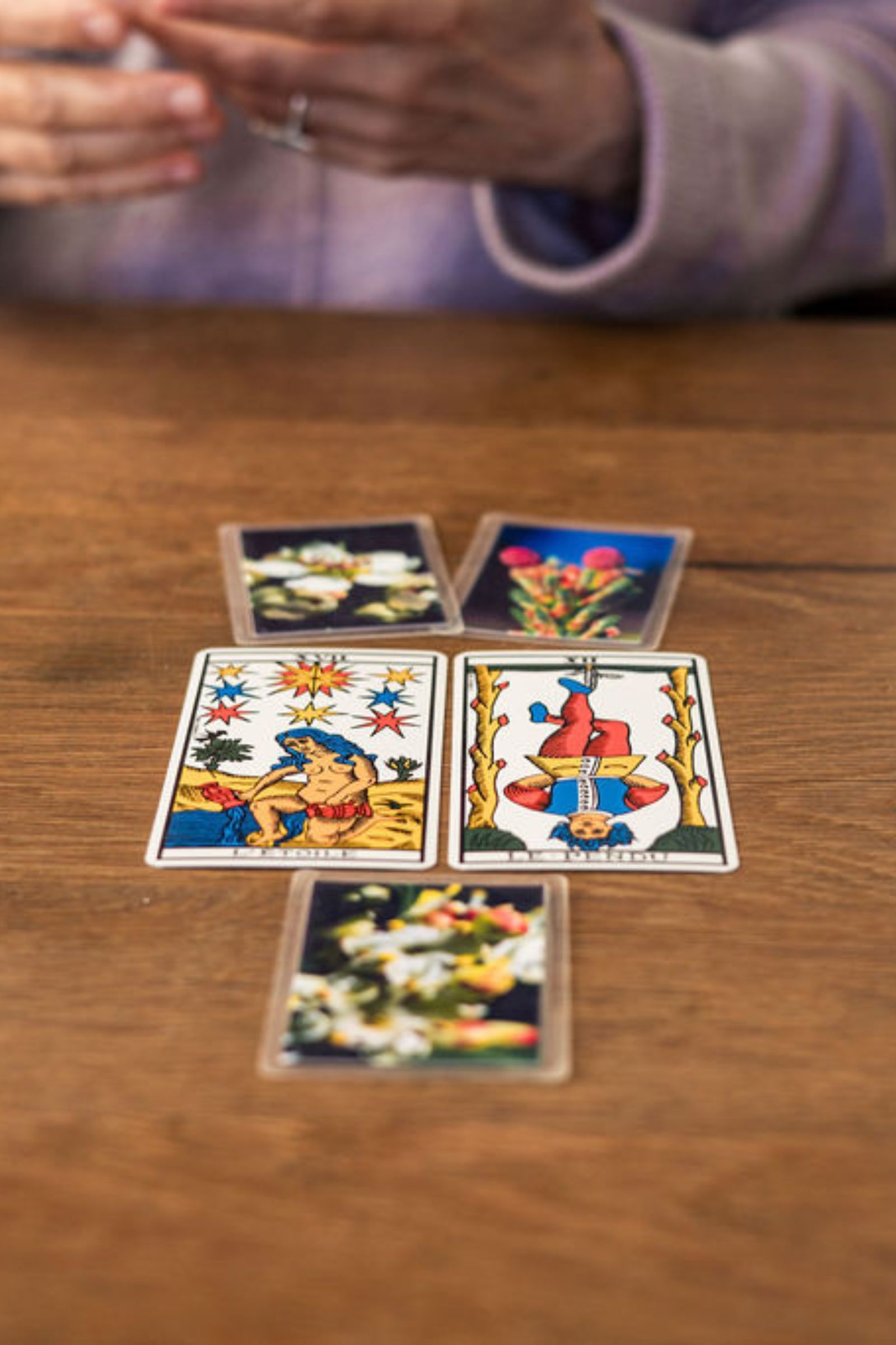 Le Tarot de Marseille en consultation Cartes du Tarot de Marseille disposées sur une table
