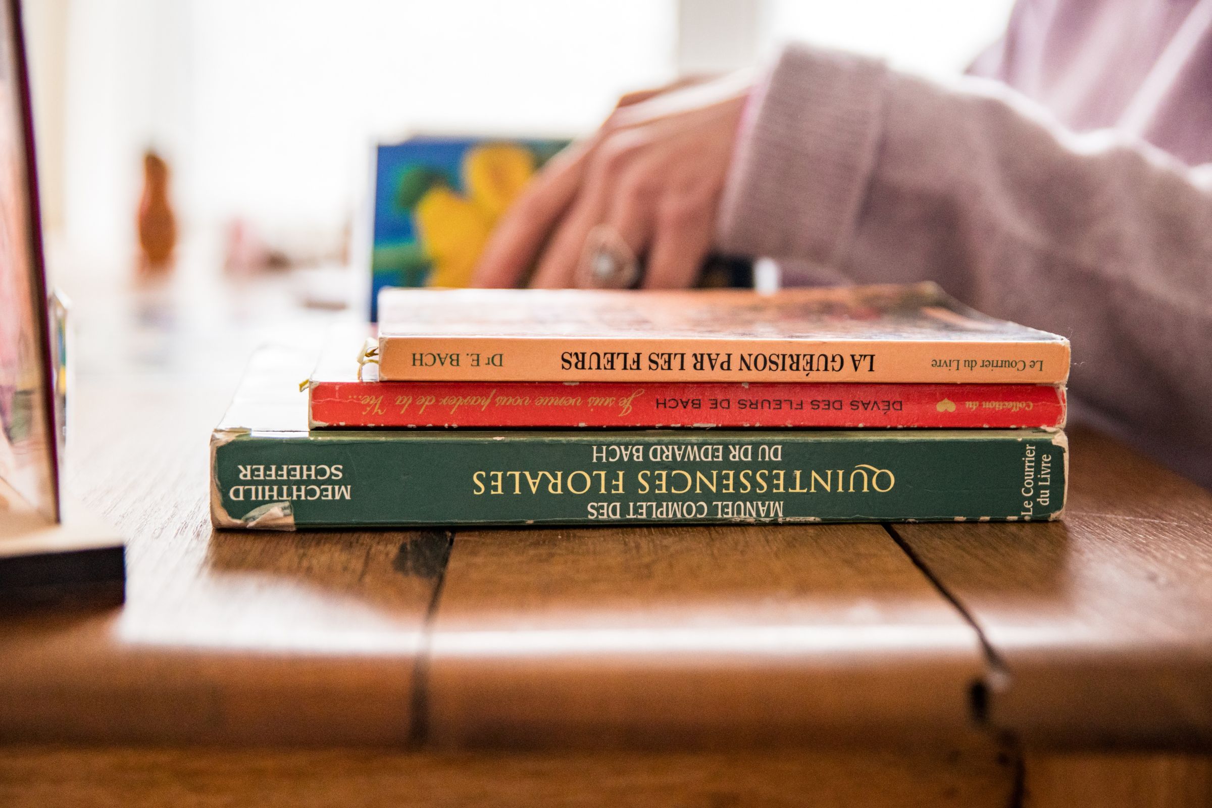 Pile de livres sur les fleurs de Bach dans la bibliothèque de Véronique Massard